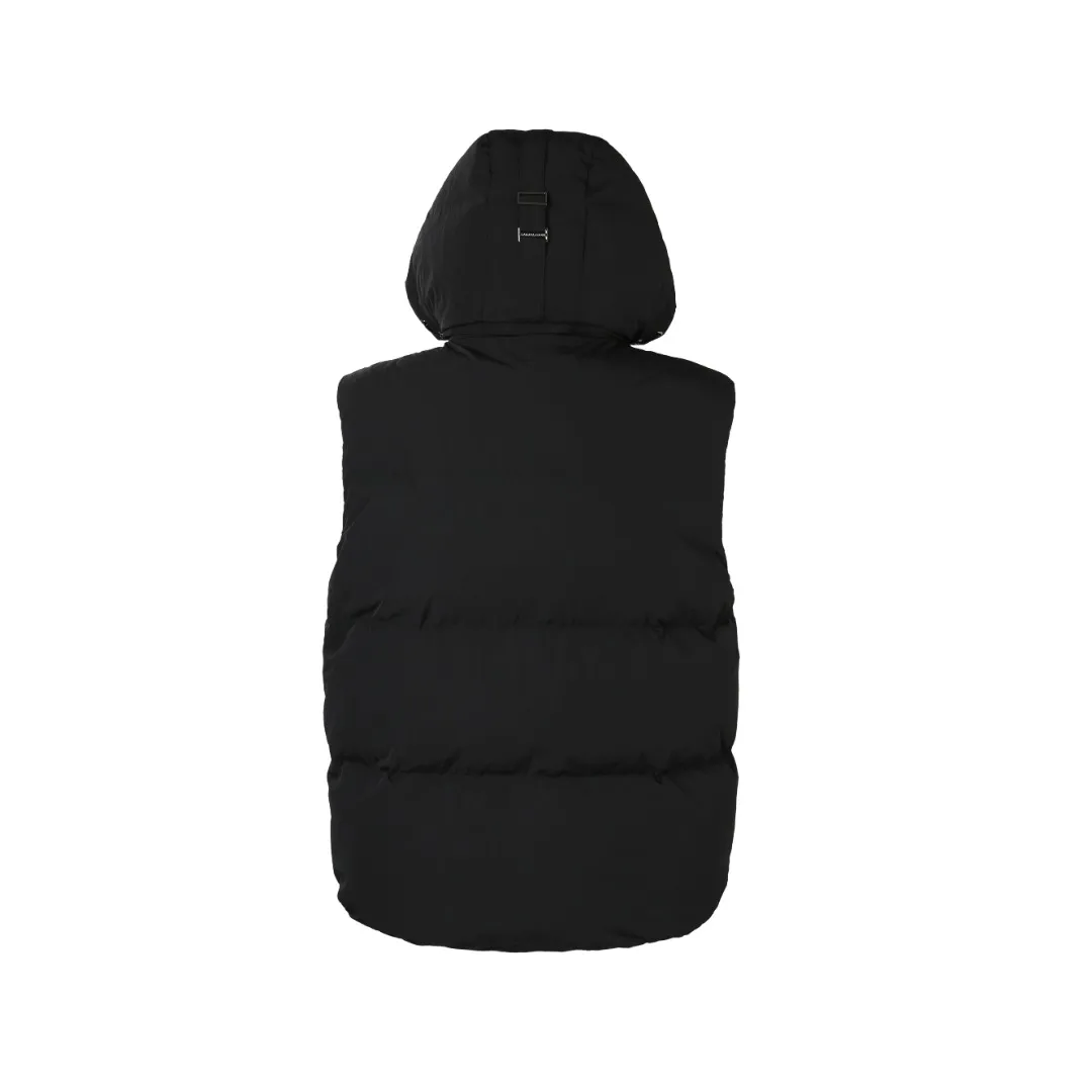 P740 Big Goose Logo Hooded Down Vest Fabric selection: The use of high-quality protective nylon fabric not only enhances the wear resistance of the surface, but also takes into account wind resistance, ensuring excellent performance in various harsh weather conditions.  90 national standard high-quality white duck down: selected high-loft down, weighing 170g, light and warm, with excellent temperature locking performance and good resilience.  Three-dimensional quilting process: Precision thread reinforcement to prevent velvet drilling and ensure that the fluffy and resilient elasticity lasts as new.  Details: Use polyester as the base for woven webbing, and use high-precision computer embroidery to decorate the brand letters on the webbing. The edges of the pattern are clear, the stitches are fine and even, and multiple layers of embroidery threads are stacked to enhance the three-dimensional effect. Accessories: One-to-one customized logo One-to-one customized zipper pendant One-to-one customized hem elastic buckle One-to-one customized snap button SIZE: S M L XL